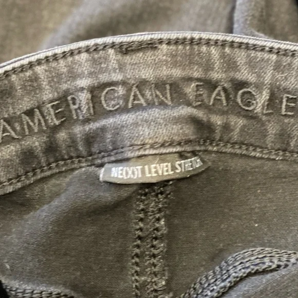 NWOT American Eagle women’s black distressed jegging jeans. Size 4R - Picture 4 of 9